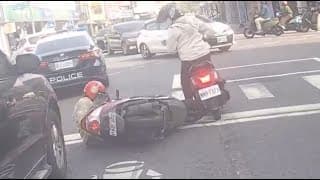 【車禍影片】追尾倒車，需要自取（2023.03.17 高雄市鳳山區青年路一段與中山西路交叉口