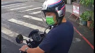 已提前30公尺打右轉方向燈，後方駕駛人違規從右側超車。