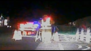 前有隨便的施工告示，後有隨便的開車大燈（夜貓搶先）