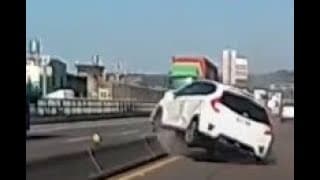 從對向車道倒噴飛過來