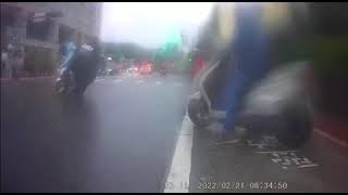 當闖紅燈遇上綠燈不看左右來車（2022.02.21 台北市文山區木柵路四段 機車事故