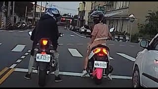 因為已經綠燈起步，看他離我越來越近於是按了兩到三秒的喇叭，然後表演就開始