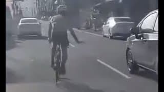 超帥的腳踏車騎士，逼三輛汽車緊急煞車讓他橫跨馬路!