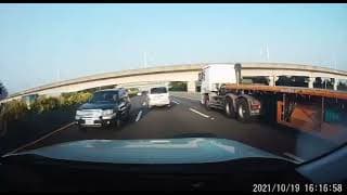 高速公路上前車突然扭掉跟著扭就對了（夜貓優先）