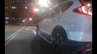 小孩子才選擇左右轉，大人都是走在車道線上想左想右都行（檢舉成功）