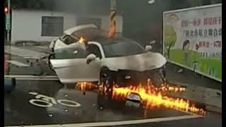 Audi R8 甩尾自撞電線桿，21歲女副駕送醫不治（小開紅綠燈記得賠