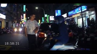 你就這樣走啦? 違停後不疾不徐的開門，整個動作行雲流水（檢舉成功）