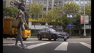 不用這樣看我，我會讓你過，但是後面卻罵我