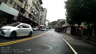 此區段估車上下乘客，後車經常不願意排隊而違規逆向行駛