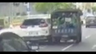 【車禍影片】 哈哈哈～ 再鑽阿，希望小貨車不要被坑了（2022.10.06 新北市三重區疏洪東路一段