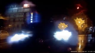 等紅燈被追撞就算了還被警察開妨礙交通