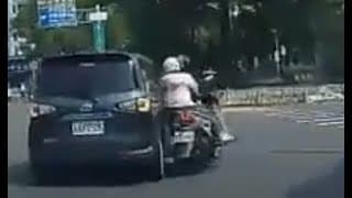 【車禍影片】 猜不到吧,打燈立馬轉（2022.10.02  高雄市三民區九如一路與正義路口