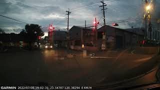 【車禍影片】一台闖紅燈+逆向+未戴安全帽，一台雙載黃燈搶快，路口相撞（2022.07.06 嘉義縣民雄鄉西昌村嘉76與嘉78口