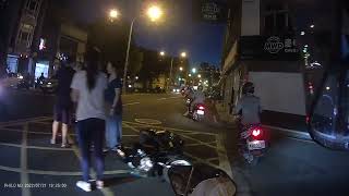 【車禍影片】 安全帽帶要扣好！！
