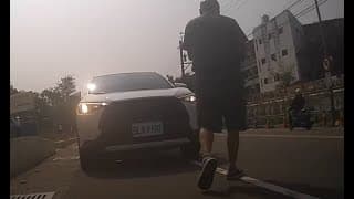 四輪大爺要過了，二輪賤民閃開