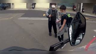 感謝在我旁邊的黑色汽車，跟我同個想法要先讓行人過