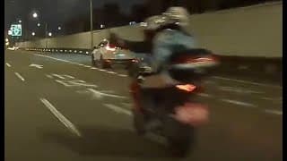 沒品紅牌重機逼車後，超車比不雅手勢