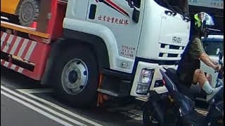 不要亂站學長前面…（2022.04.27 新北市泰山區泰林路二段 大貨車機車小擦撞