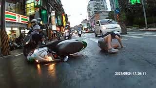 2021.08.23 台北市文山區興隆路三段Wemo自摔（想問問你還好嗎？