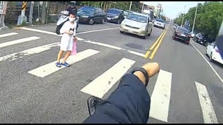 弟弟過馬路很守規矩