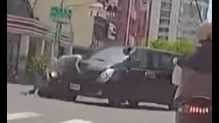 【車禍影片】安全帽真的拜託要釦好 都飛到斑馬線了（2022.06.27 台南市東區東門路二段與長榮路一段口