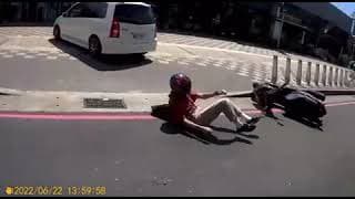 【車禍影片】鬼之切入，害人不淺（2022.06.22 新北市淡水區淡金路一段