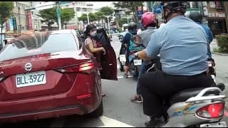 讓開，老娘趕時間要下車