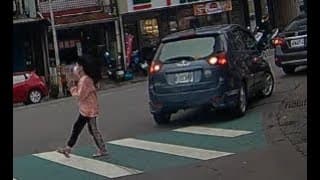 三寶逆向差點撞小孩 臨停在斑馬線上（檢舉成功）