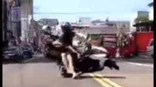同學騎車自摔喇