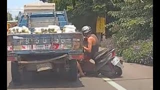 【車禍影片】 三寶單手打電話自撞（車還拔不出來）（2022.08.10 彰化縣溪湖鎮彰水路二段