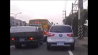 傻傻的，誰還跟你們一樣排隊