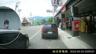 鄉下地方停車位這麼多，有必要併排停車嗎？叭你移車，還瞪什麼？