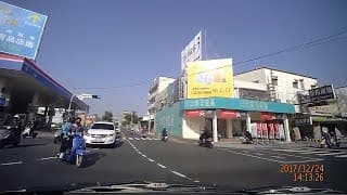 機車在大路口還是乖乖待轉安全一點！