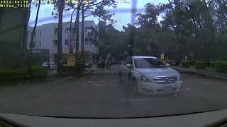 在中央大學: 濫用遠光燈 - 跨越雙黃線行駛 - 危險駕駛