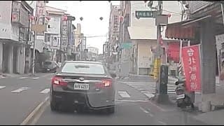 慢行擋路，還紅燈右轉（檢舉成功）