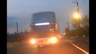 遊覽車：借過一下。機車：不行啦～。遊覽車：謝謝。機車：□△○