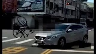 哭啊，這是放著前檔遮陽板開車嗎？（2022.04.04 826高雄市梓官區大舍東路與大舍北路交叉口 汽車腳踏車事故