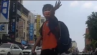 老師說過馬路手舉起來，車子就會讓你了