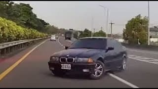 老寶馬失控打滑（2022.04.13 東西向78號往西 汽車自撞