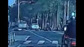 【車禍影片】闖紅燈跟待轉起步相撞（2022.12.02 高雄市楠梓區高楠公路1003巷路口慢車道