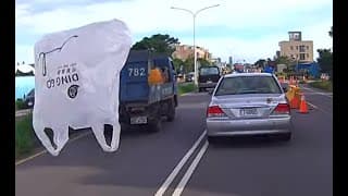 貨車後面的東西真的要壓好（風切聲注意）