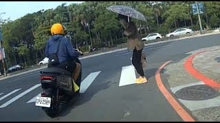 原來是趕著滑手機阿~