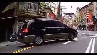 二輪逆向，四輪迴轉。