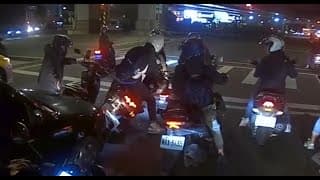 【車禍影片】兩台汽車追撞，連帶衝擊前方停等紅燈的機車（2023.03.08 台北市基隆路四段連環車禍