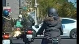 【車禍影片】 哎呀！ 頭過身就過（2022.12.28 台中市西區林森路與柳川西路二段口