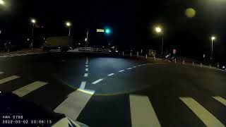 我懂了，正所謂轉彎車禮讓直行車。