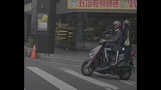 紅燈右轉，後座有看、前座沒看，沒毛病