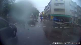 雨天被彥頁身寸了，噴得我全身濕