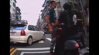 不戴口罩的猴子下車講屁話