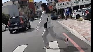 妹子被嚇到縮回來（檢舉成功）
